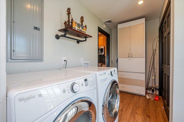 Interior, Recessed Lighting, Washer, Wood Texture Flooring