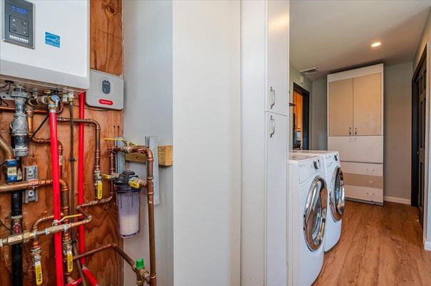 Interior, Recessed Lighting, Washer, Wood Texture Flooring