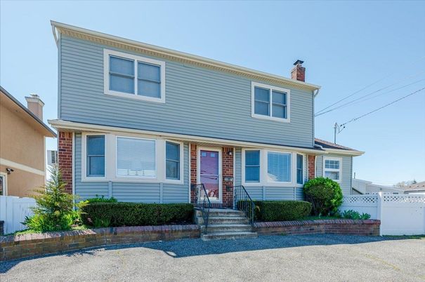 Exterior, Facade, Brick Facade, American Foursquare