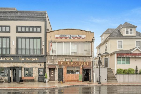 Exterior, Facade, Rowhouse