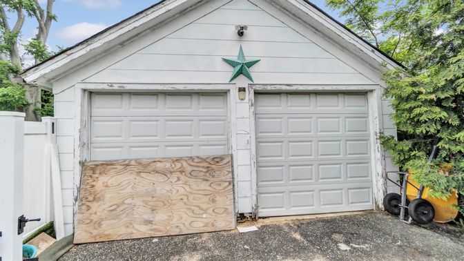 Detached Garage, Exterior