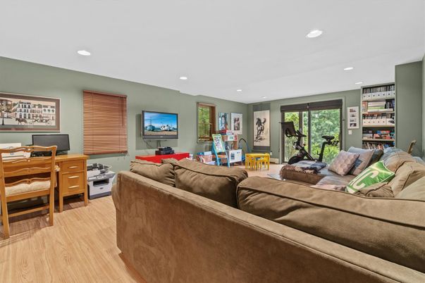 Fitness Equipment, Interior, Living room, Recessed Lighting, Wood Texture Flooring