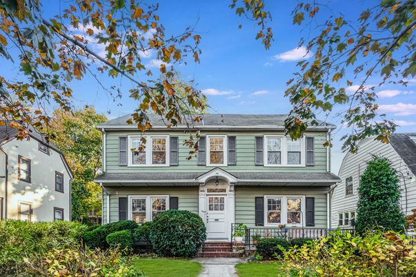 Exterior, Facade, American Foursquare