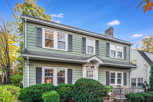 Exterior, Facade, American Foursquare