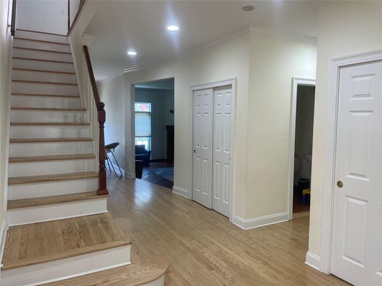 Interior, Recessed Lighting, Wood Texture Flooring