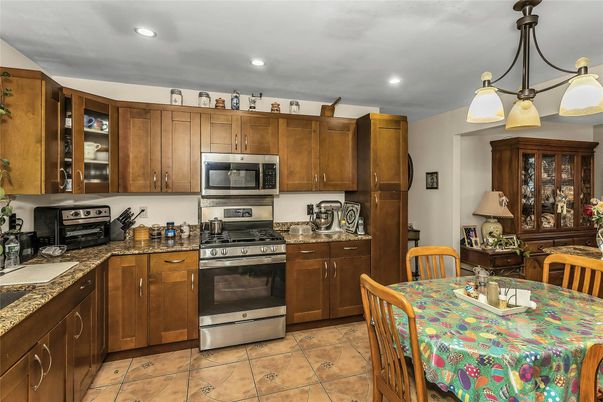 Dining room, Interior, Kitchen, Pendant Lights, Recessed Lighting, Stainless Steel Appliances