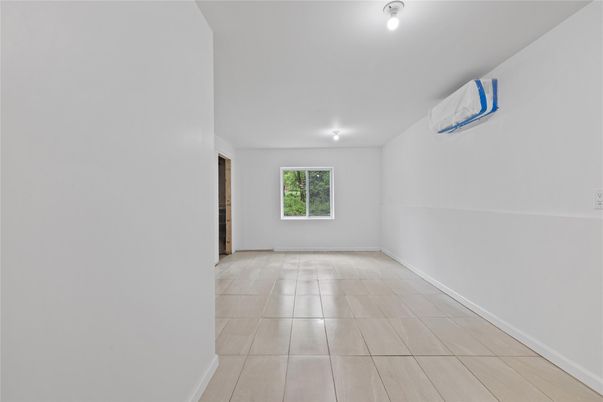 Empty room, Interior