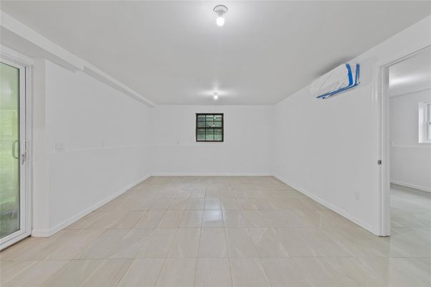 Empty room, Interior