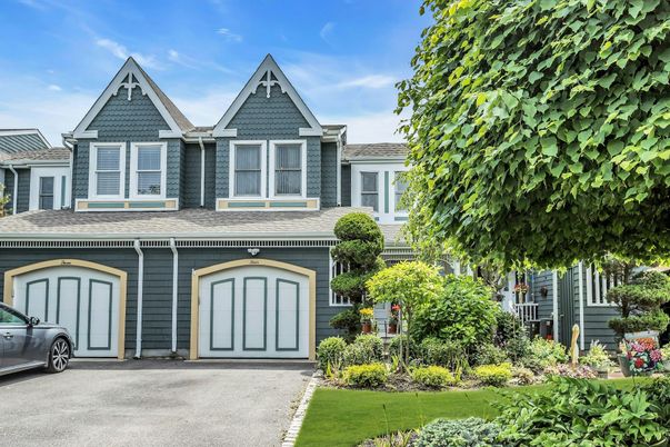 Attached, Exterior, Facade, Queen Anne Victorian