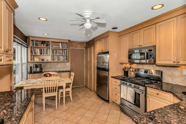 Dining room, Interior, Kitchen, Recessed Lighting, Stainless Steel Appliances