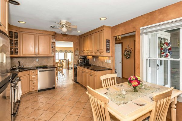 Dining room, Interior, Kitchen, Recessed Lighting