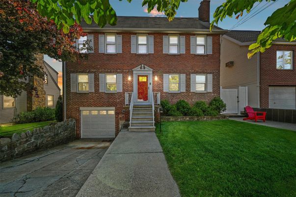 Attached, Exterior, Facade, Brick Facade, Georgian