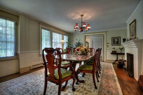 Chandelier, Dining room, Fireplace, Interior, Wood Texture Flooring