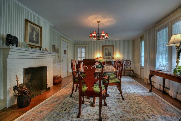 Chandelier, Dining room, Fireplace, Interior, Wood Texture Flooring