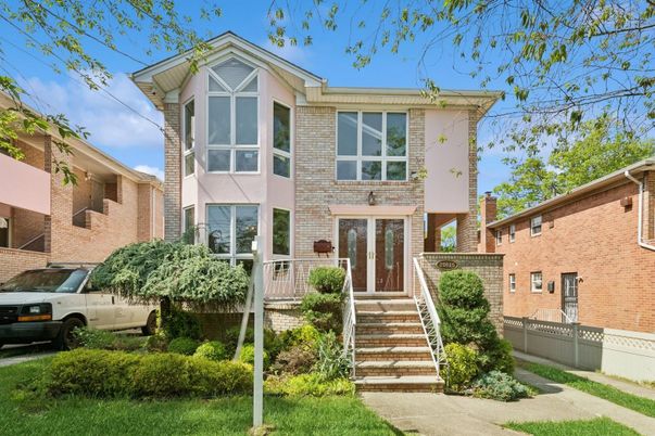 Exterior, Facade, Brick Facade, Rowhouse