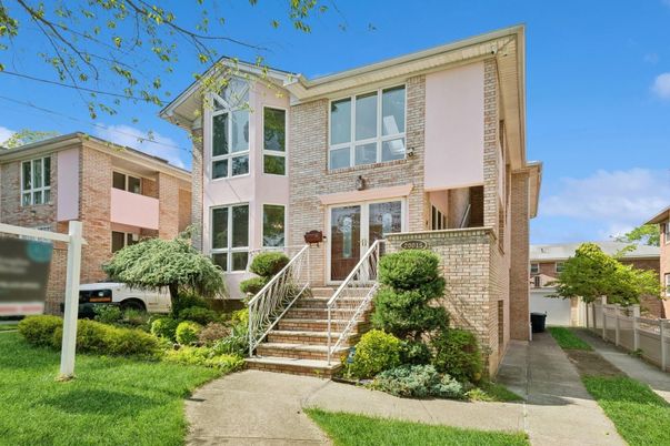 Exterior, Facade, Brick Facade, Rowhouse