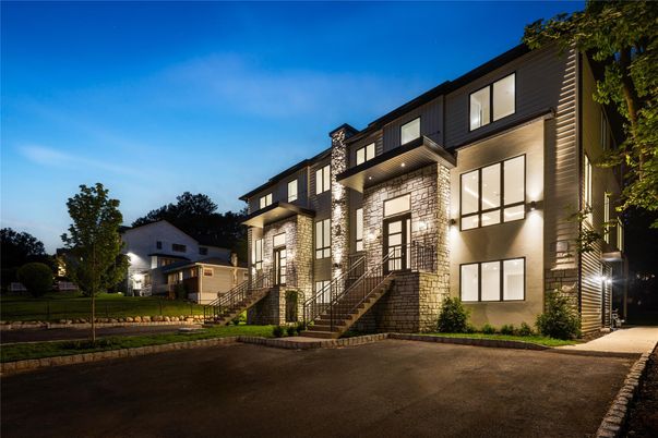 Exterior, Facade, Modern