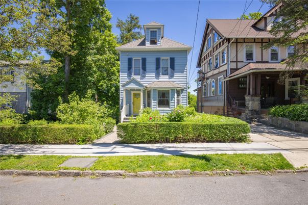 Exterior, Facade, American Foursquare