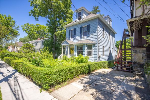 Exterior, Facade, American Foursquare
