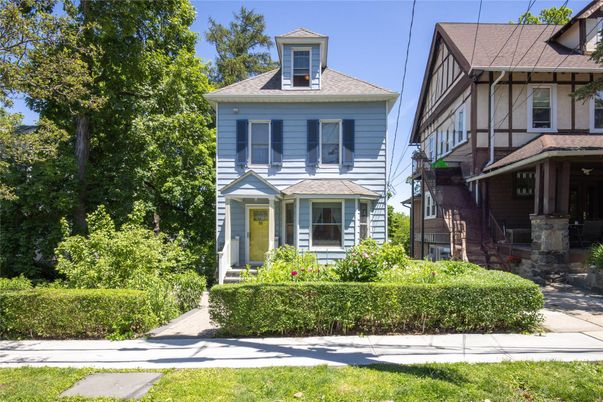 Exterior, Facade, American Foursquare