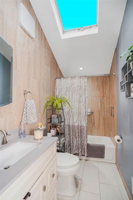 Bathroom, Interior, Recessed Lighting