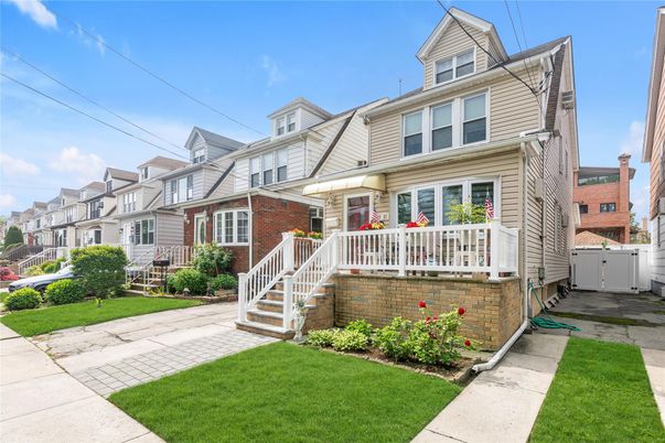 Exterior, Facade, Brick Facade, Queen Anne Victorian