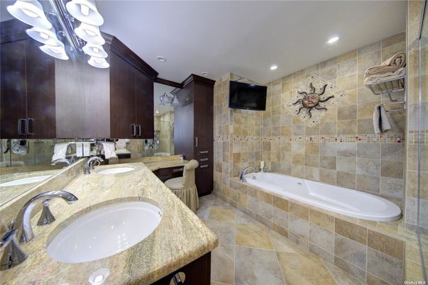 Bathroom, Dual Sink Vanities, Interior, Recessed Lighting