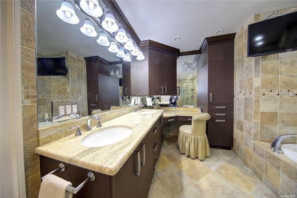 Bathroom, Dual Sink Vanities, Interior, Recessed Lighting