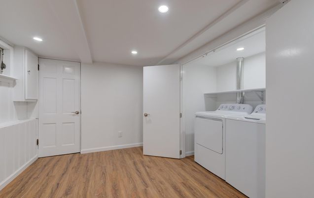Interior, Recessed Lighting, Washer, Wood Texture Flooring