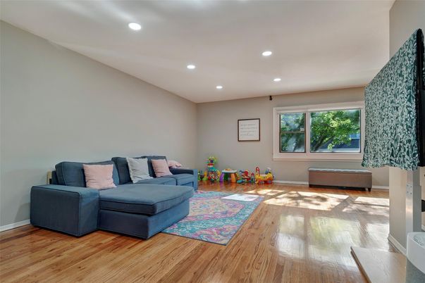 Interior, Living room, Recessed Lighting, Wood Texture Flooring