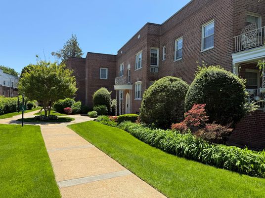 Exterior, Facade, Brick Facade, Rowhouse