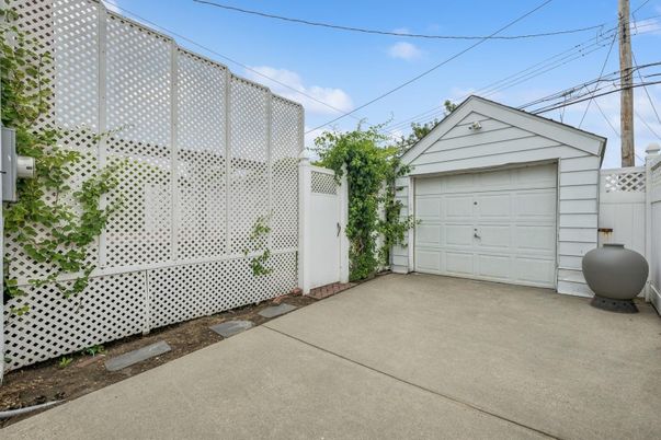 Detached Garage, Exterior