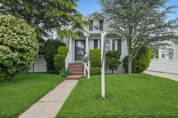 Exterior, Facade, Queen Anne Victorian