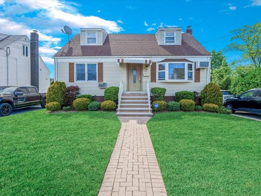 Exterior, Facade, Cape Cod