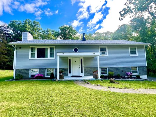 Backyard, Exterior, Facade, Raised Ranch