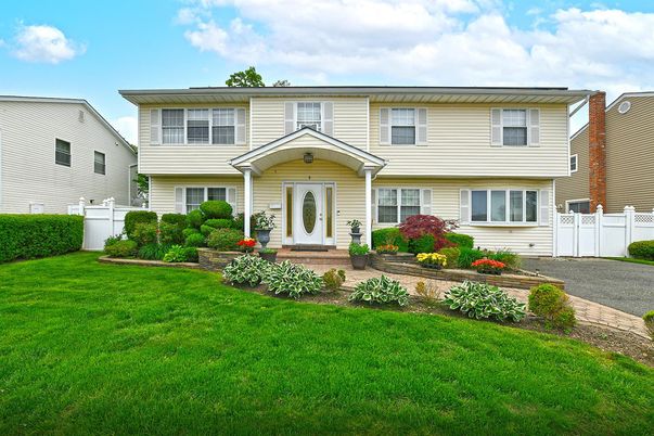 Exterior, Facade, Raised Ranch