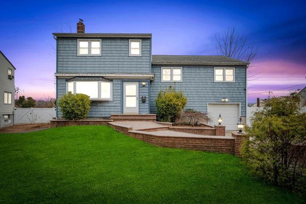 Attached, Exterior, Facade, Split Level