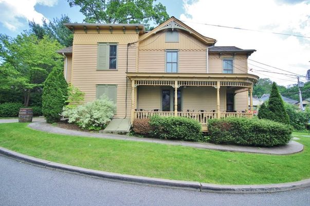 Exterior, Facade, Queen Anne Victorian