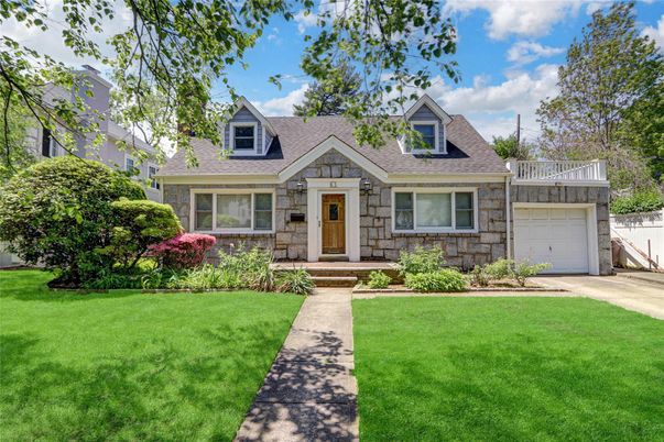 Attached, Exterior, Facade, Cape Cod