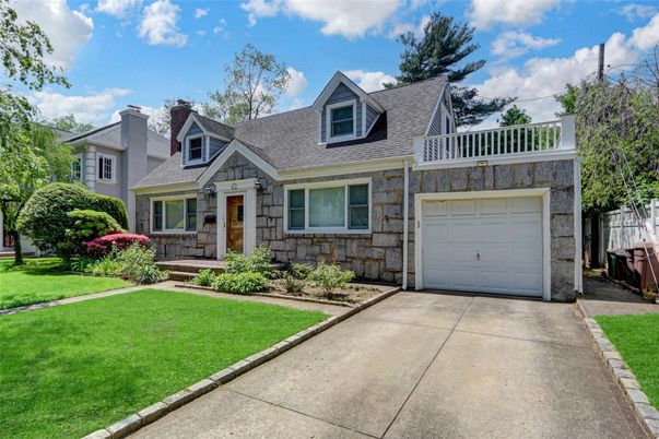 Attached, Exterior, Facade, Cape Cod