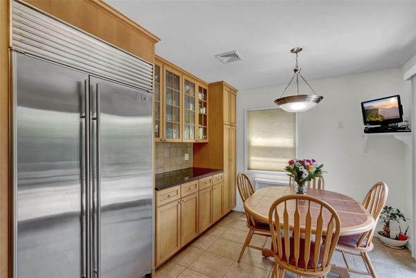 Dining room, Interior, Kitchen, Pendant Lights, Stainless Steel Appliances