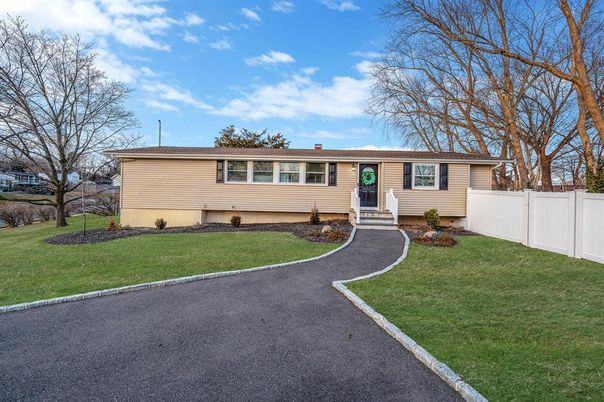 Exterior, Facade, Cape Cod