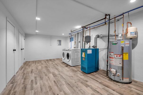 Interior, Recessed Lighting, Washer, Wood Texture Flooring