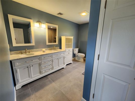 Bathroom, Dual Sink Vanities, Interior, Recessed Lighting