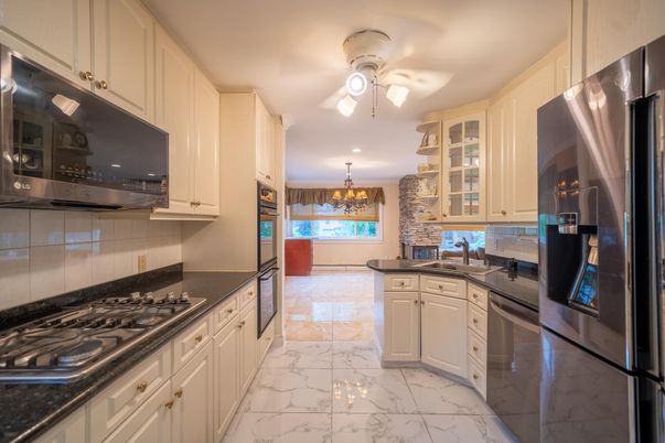 Chandelier, Interior, Kitchen, Marble, Recessed Lighting, Stainless Steel Appliances
