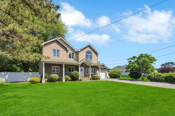 Attached, Exterior, Facade, Queen Anne Victorian