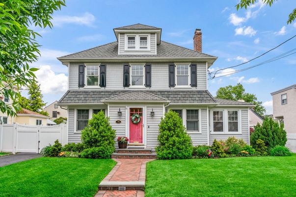 Exterior, Facade, American Foursquare