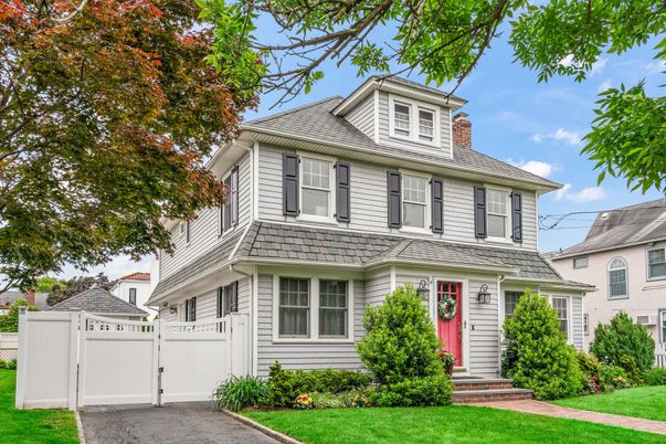 Exterior, Facade, American Foursquare