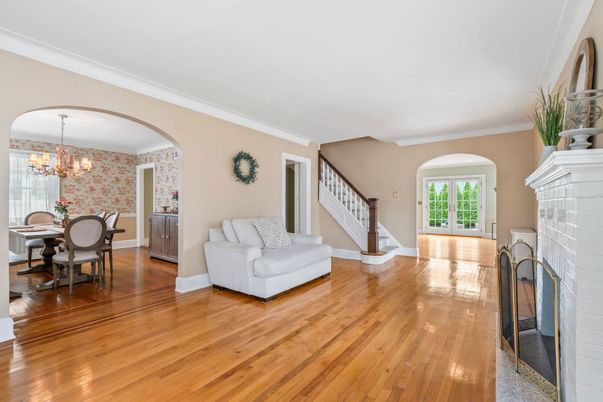 Chandelier, Dining room, Fireplace, Interior, Wood Texture Flooring