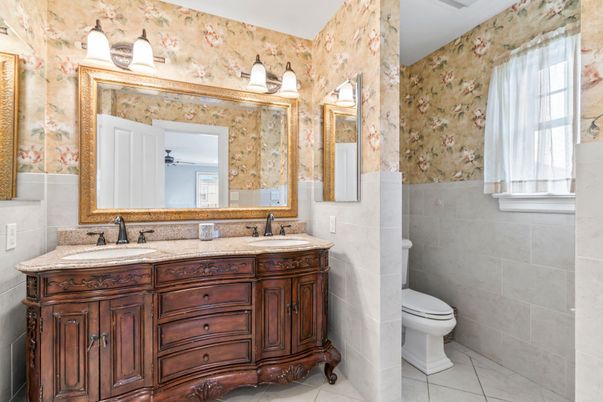 Bathroom, Dual Sink Vanities, Interior
